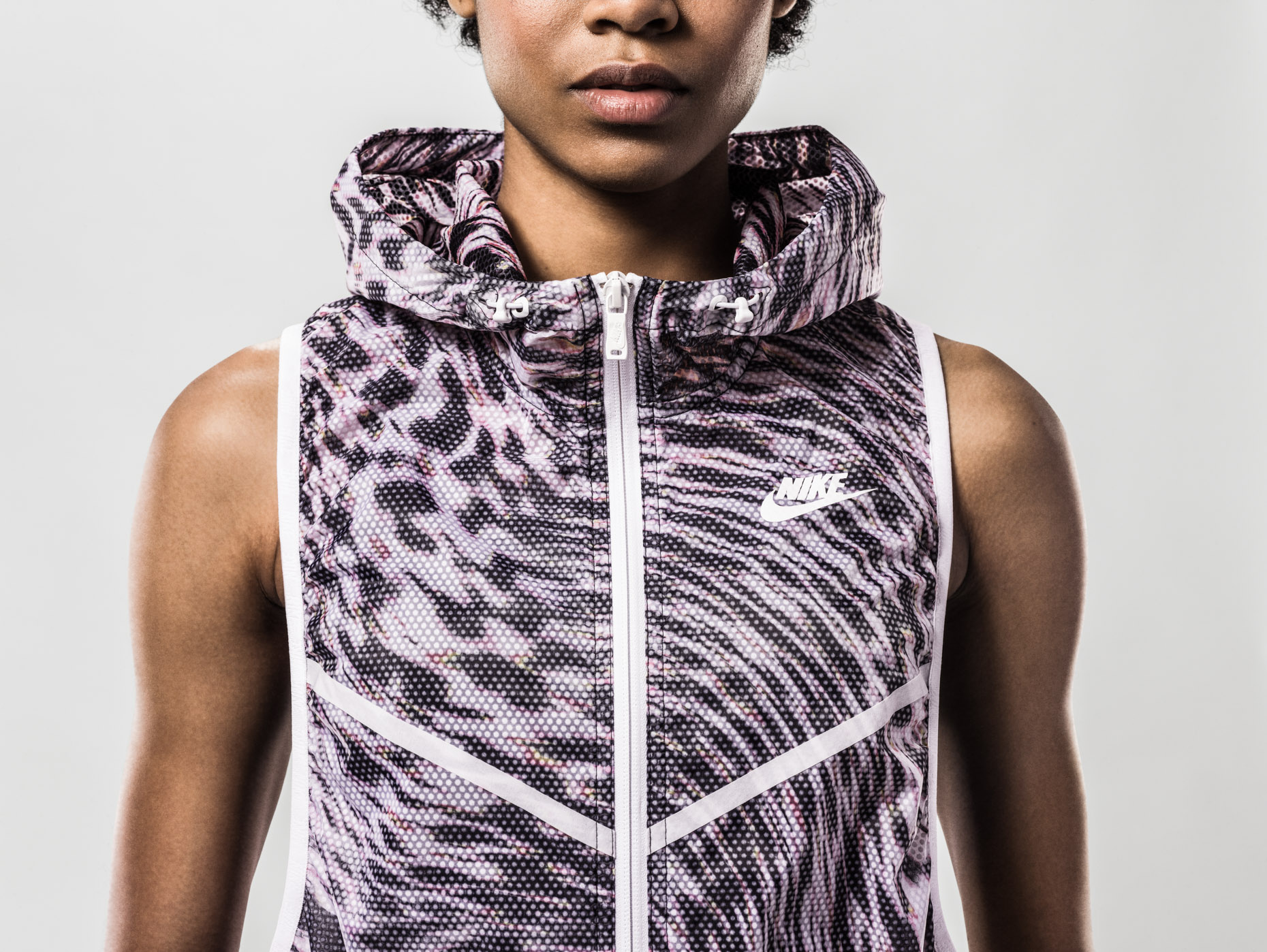 43718_233196_Su15_NSW_CAF_OnBody_645023_Hyper_Vest_Details_2995_full