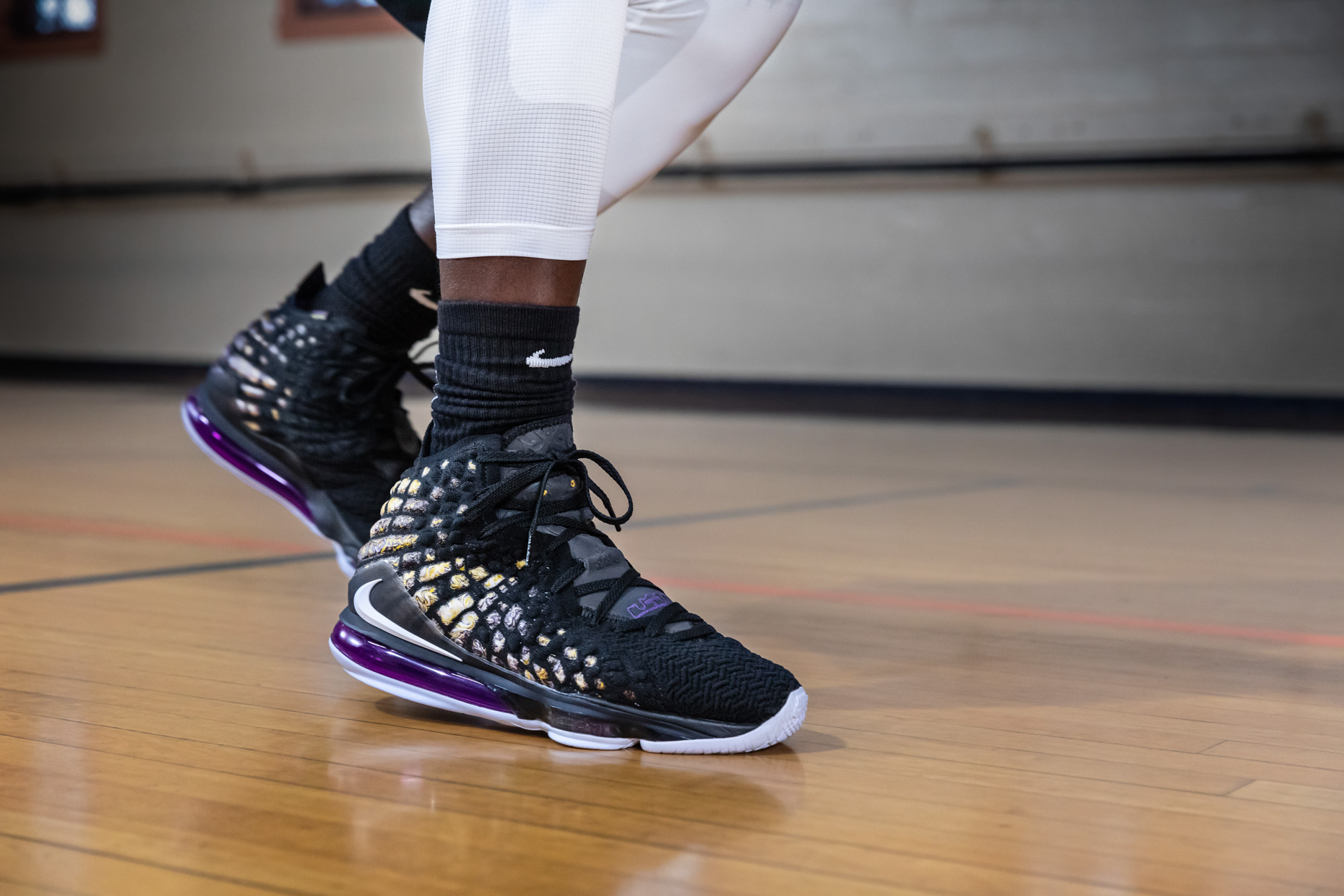 NIKE_HO19_NA_LEBRON_17_MENS_PURPLE_AND_GOLD_28311_full